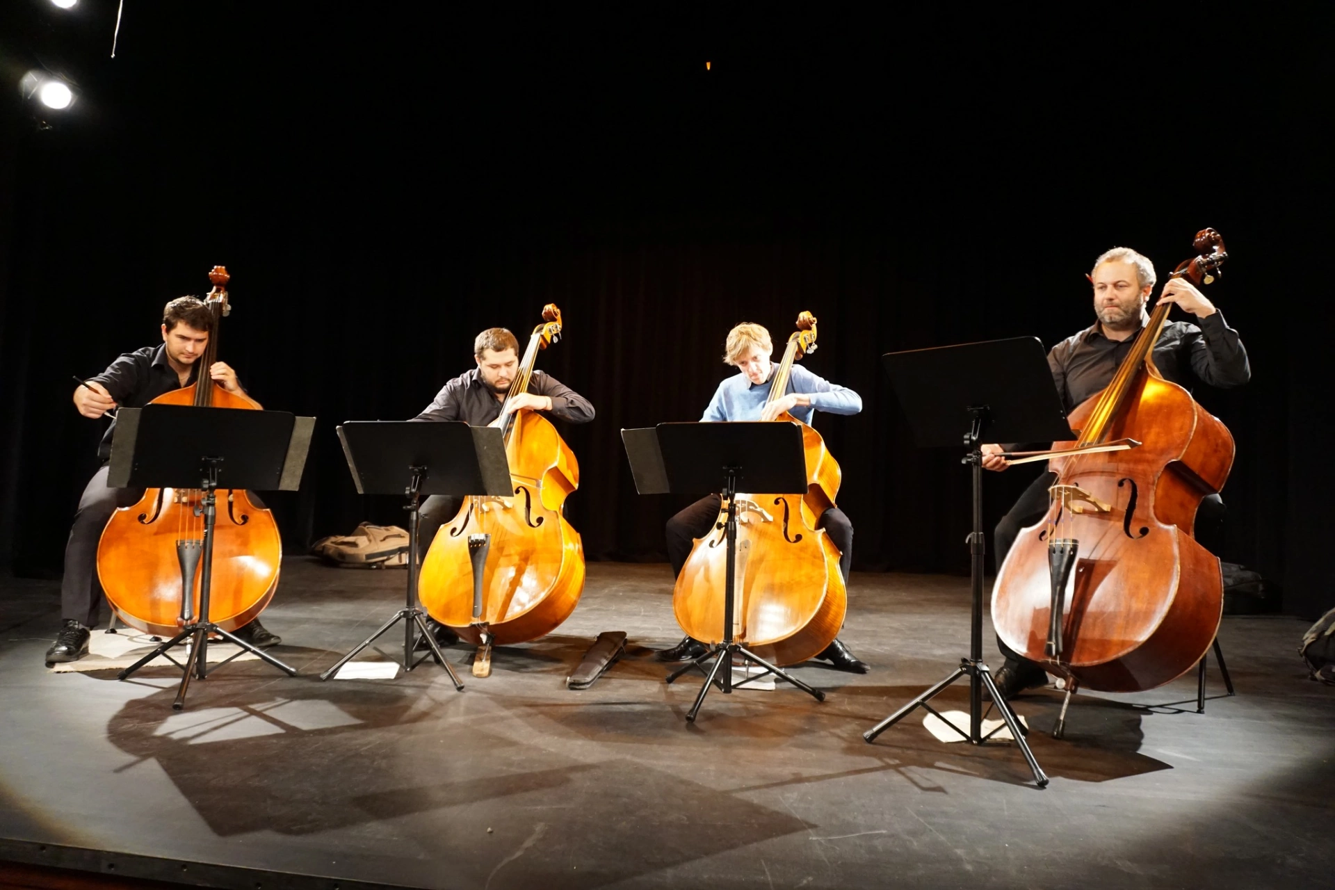 bumblebass-kontrabasove-kvarteto